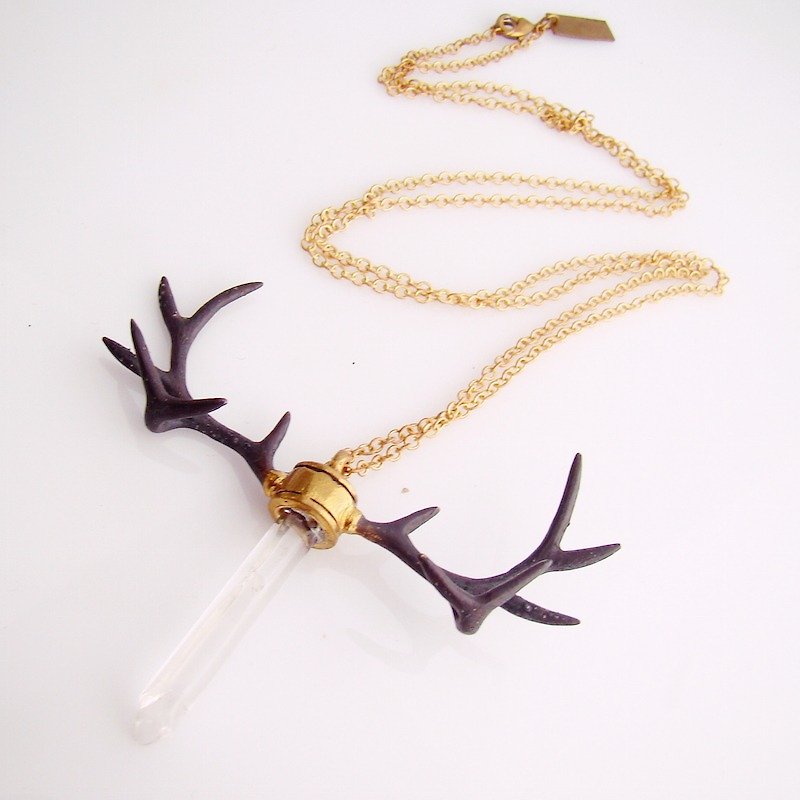 Brass Stag horn pendant with clear raw quartz stone and oxidized antique color - สร้อยคอ - โลหะ 