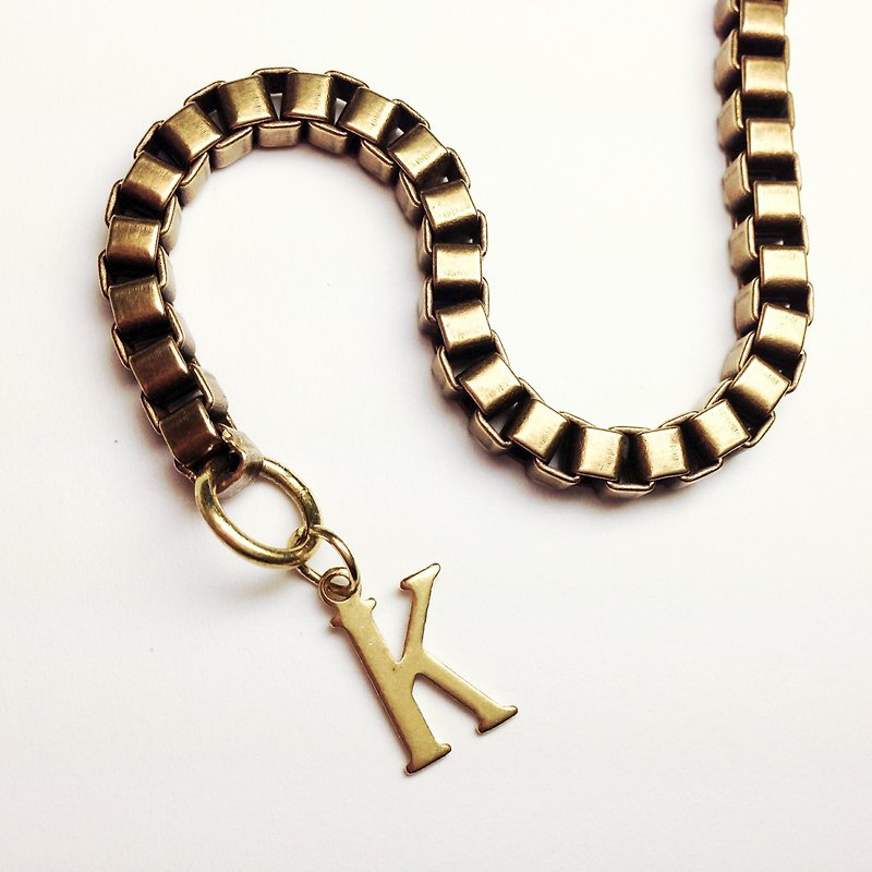 Retro. Bronze bracelet letter series :: :: - สร้อยข้อมือ - โลหะ สีทอง