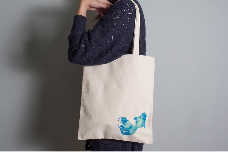 Hand-painted hand-printed cloth bag [single goldfish] single-sided pattern portable / shoulder six colors - กระเป๋าแมสเซนเจอร์ - ผ้าฝ้าย/ผ้าลินิน หลากหลายสี