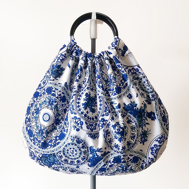 復古青花瓷拼藍色仿蠟染布 祖母包 布袋 手提包 散步包 - 手提包/手提袋 - 其他材質 