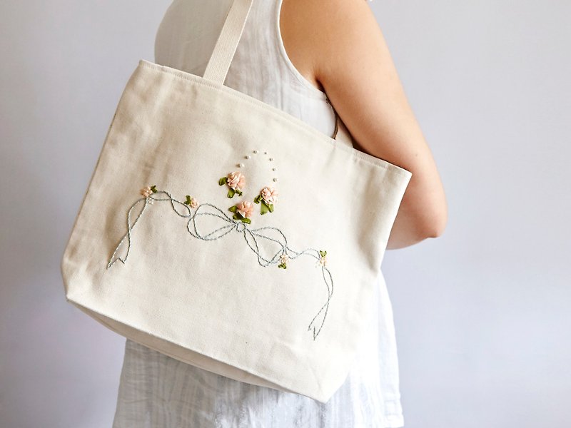 Handmade Ribbon Embroidery Flower Pattern Shoulder Bag - กระเป๋าแมสเซนเจอร์ - ผ้าฝ้าย/ผ้าลินิน ขาว