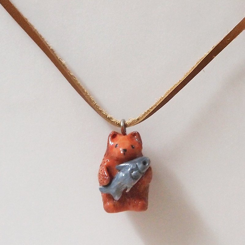 小熊與魚動物手工手繪頸鏈/墜子 bear and his fish handmade necklace - 頸圈項鍊 - 其他材質 多色