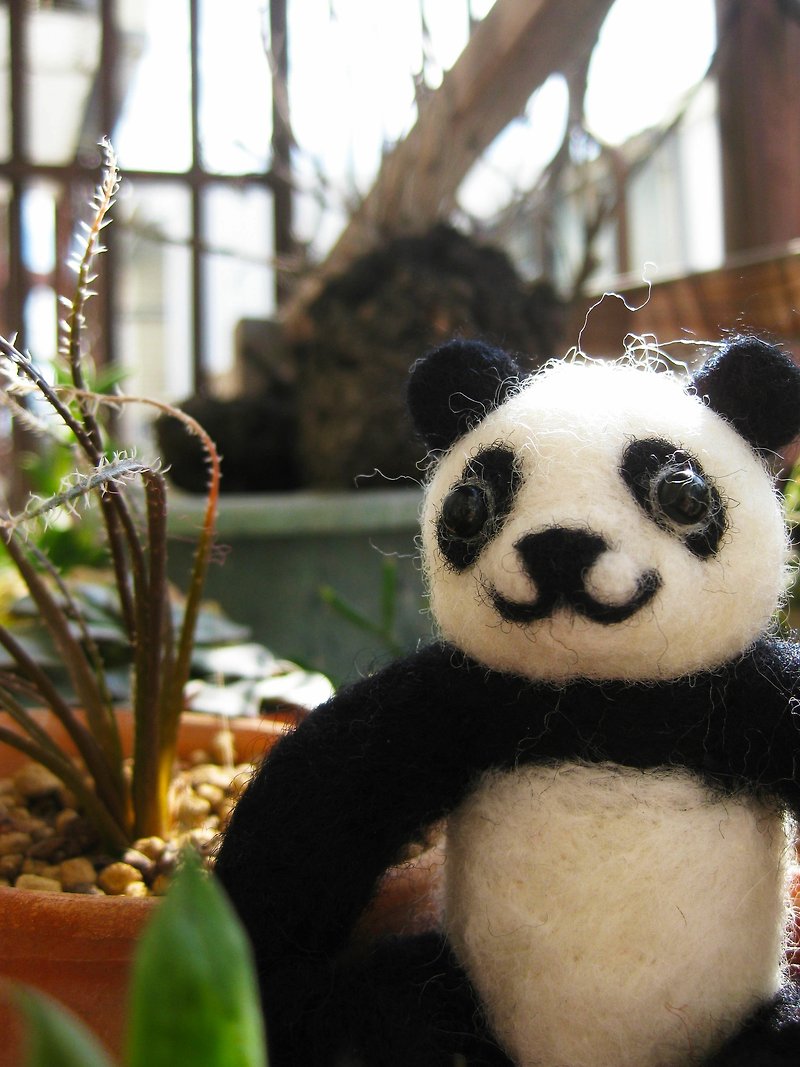 Minibobi hand-made wool felt - red pandas / round Tsai / strap / key ring / pin - พวงกุญแจ - ขนแกะ สีดำ