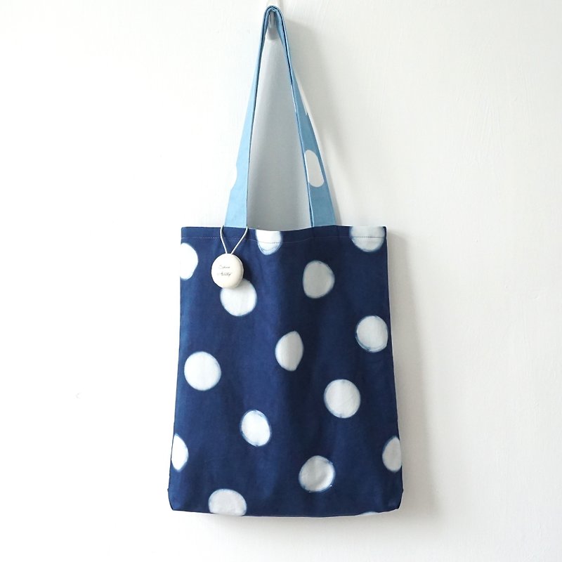 S.A x Macaron, Indigo dyed Handmade Dots Pattern Tote Bag - กระเป๋าแมสเซนเจอร์ - ผ้าฝ้าย/ผ้าลินิน สีน้ำเงิน