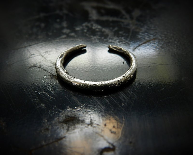 HAMMERED hand playing small moon / new moon - General Rings - Paper Gray