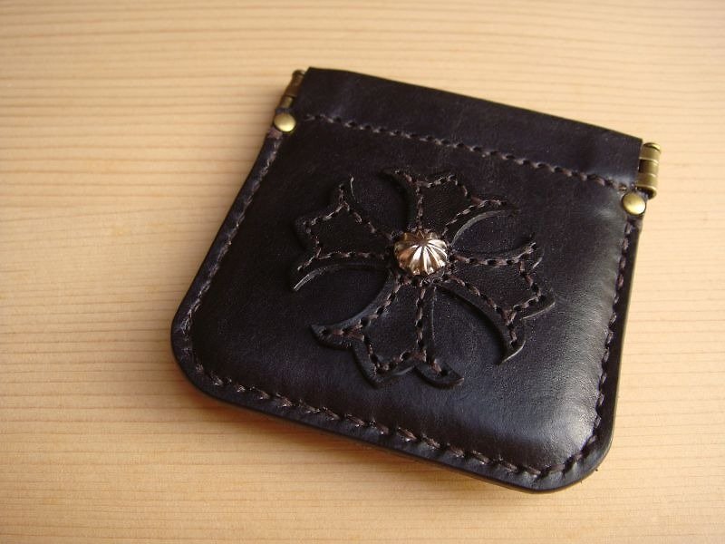 ISSIS-Handmade leather lily cross pattern carry coin purse - กระเป๋าใส่เหรียญ - หนังแท้ สีดำ