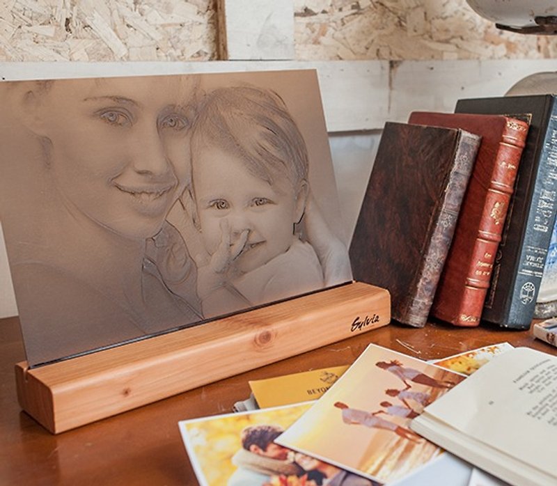 [Anniversary gift] Customized photo carving (including wooden base) / large - Picture Frames - Acrylic Brown