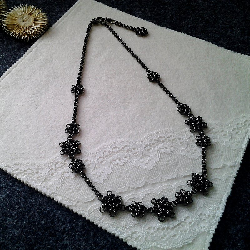 Muse Huanhuan interlocking metal chainmail necklace black flower size - สร้อยคอ - โลหะ สีดำ