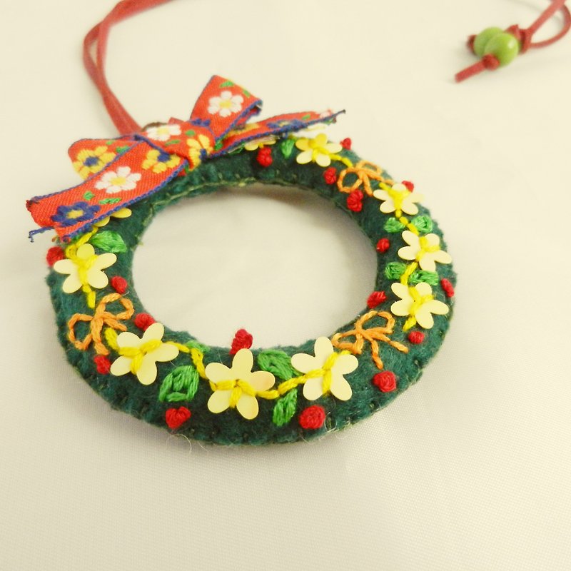 Christmas wreath independent design originality · embroidery wreath brooch necklace - Necklaces - Thread Green