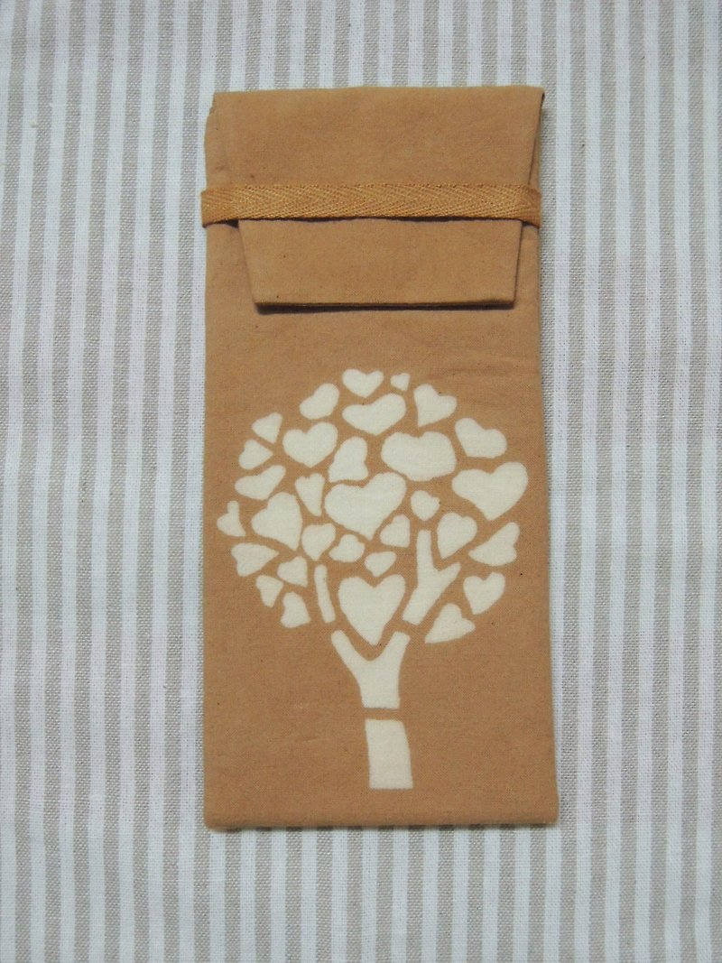 [Mumu dyeing] Potato palm plant dyeing pencil case glasses bag (love tree style) - กล่องดินสอ/ถุงดินสอ - ผ้าฝ้าย/ผ้าลินิน สีนำ้ตาล