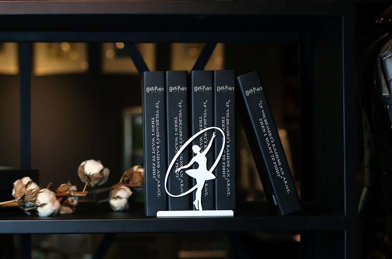 [OPUS Dongqi Metalworking] European style wrought iron bookends/creative bookshelves/metal book holders/house visit gift/sisters gift/Christmas exchange gift/Mother’s Day/birthday gift/Souvenirs for foreigners in charge (ballet-elegant white) - ของวางตกแต่ง - โลหะ ขาว