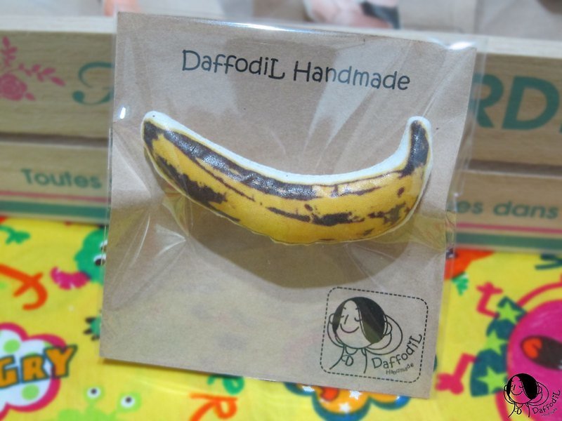 Hand-made American Banana Pin - เข็มกลัด - วัสดุอื่นๆ สีนำ้ตาล