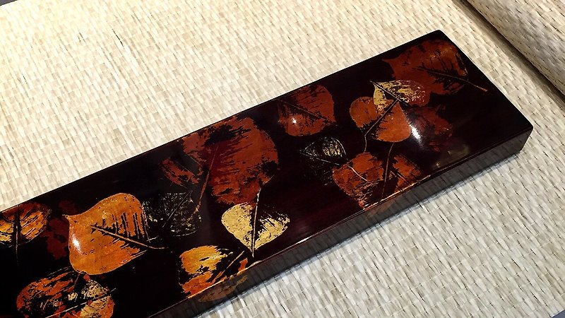 Liang Weiwei 先生による漆器印刷された葉茶皿の作品 - 置物 - 木製 