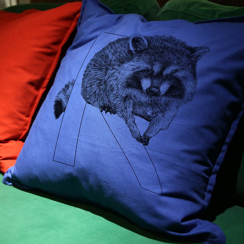 Raccoon raccoon hand-painted letter pillow - หมอน - ผ้าฝ้าย/ผ้าลินิน หลากหลายสี