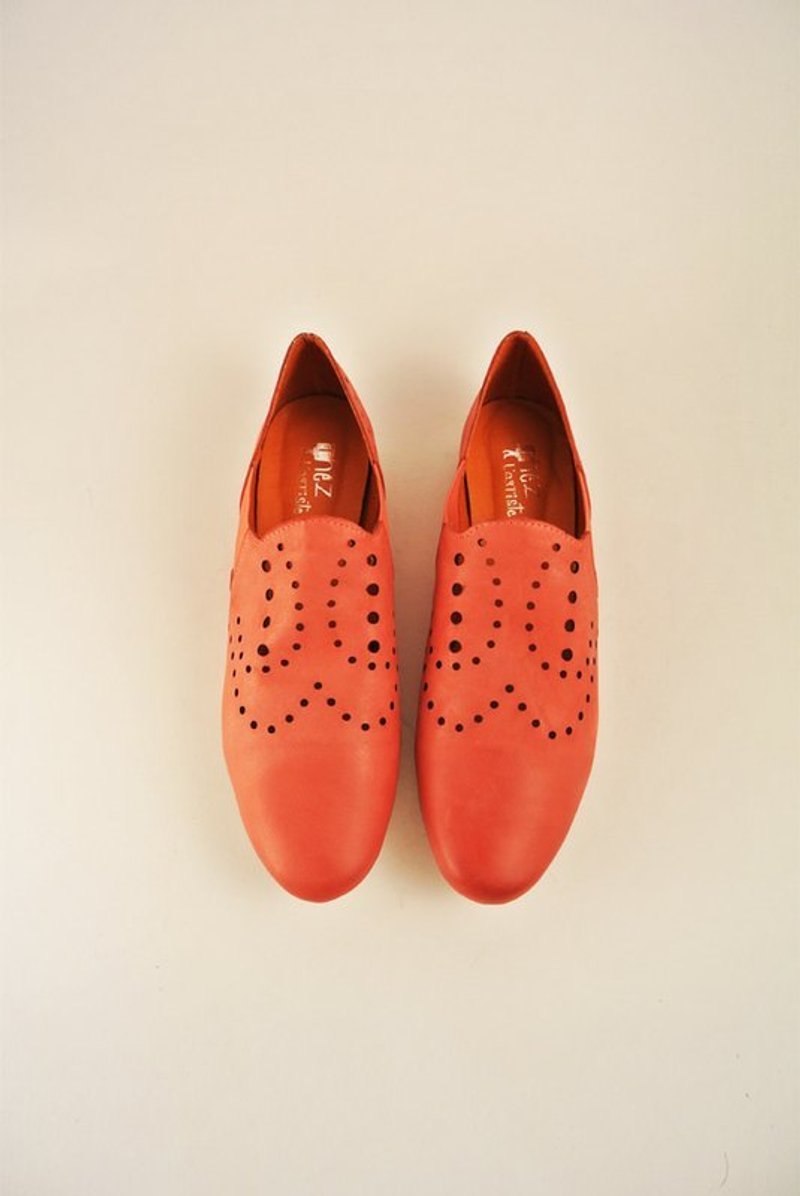 福爾摩斯習慣剪去濾嘴．鏤空剪影平底鞋 (紅) - スリッポン - 革 レッド