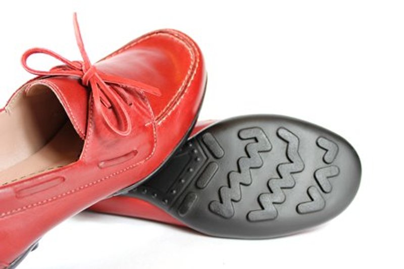 Playful sailing shoes with red straps - รองเท้าอ็อกฟอร์ดผู้หญิง - หนังแท้ สีแดง