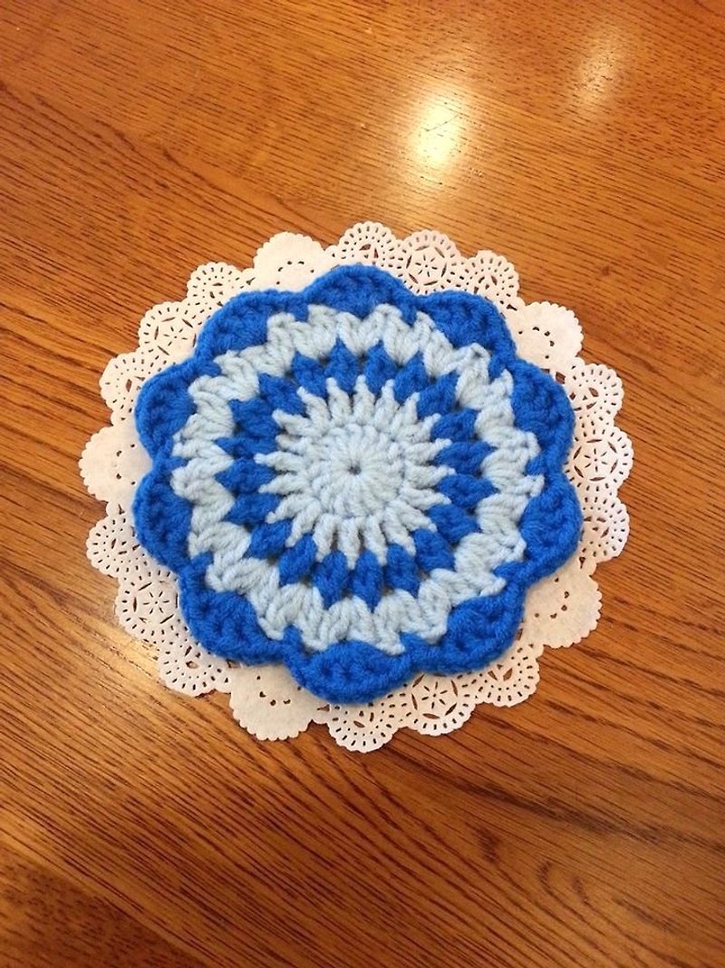 【Knitting】花型杯墊-深藍與淺藍的圓舞曲 - 杯墊 - 其他材質 藍色