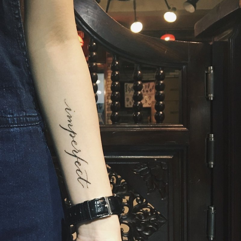 cottontatt "imperfect" (large) calligraphy temporary tattoo sticker - สติ๊กเกอร์แทททู - วัสดุอื่นๆ สีดำ