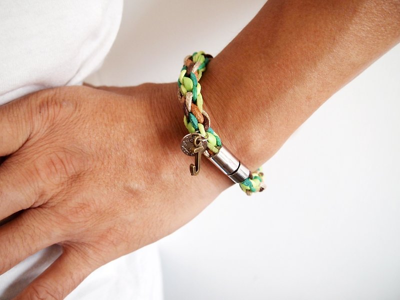 Hand-woven pattern twist Wax thread leather cord lucky bracelet ●Made in Hong Kong - Bracelets - Cotton & Hemp Green