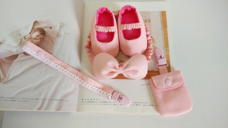 Foundation Shuiyu births gift baby shoes + headband + pacifier clip + talismans bags - ของขวัญวันครบรอบ - ผ้าฝ้าย/ผ้าลินิน สึชมพู