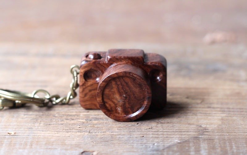 手作りの木製の小型カメラ▣ストライプキーチェーン - キーホルダー・キーケース - 木製 ブラウン