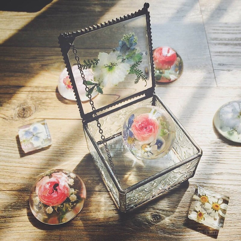 Pressed flower with Handwriting Accessory Jewelry Glass Box Wedding Gifts - ของวางตกแต่ง - แก้ว 