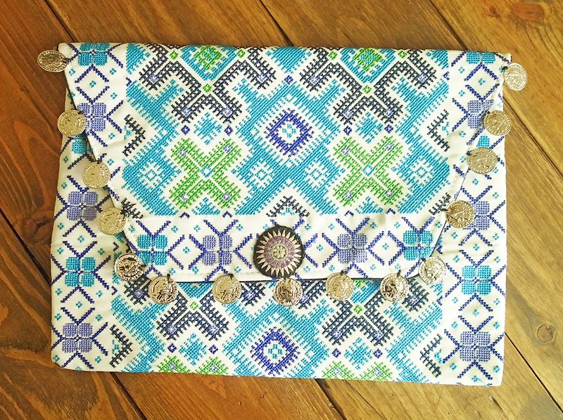 [Music] Fairtrade _ beat northern Thailand embroidery clutch / I Pad Case / lithographic Computer Case (blue-green) - กระเป๋าคลัทช์ - งานปัก สีน้ำเงิน