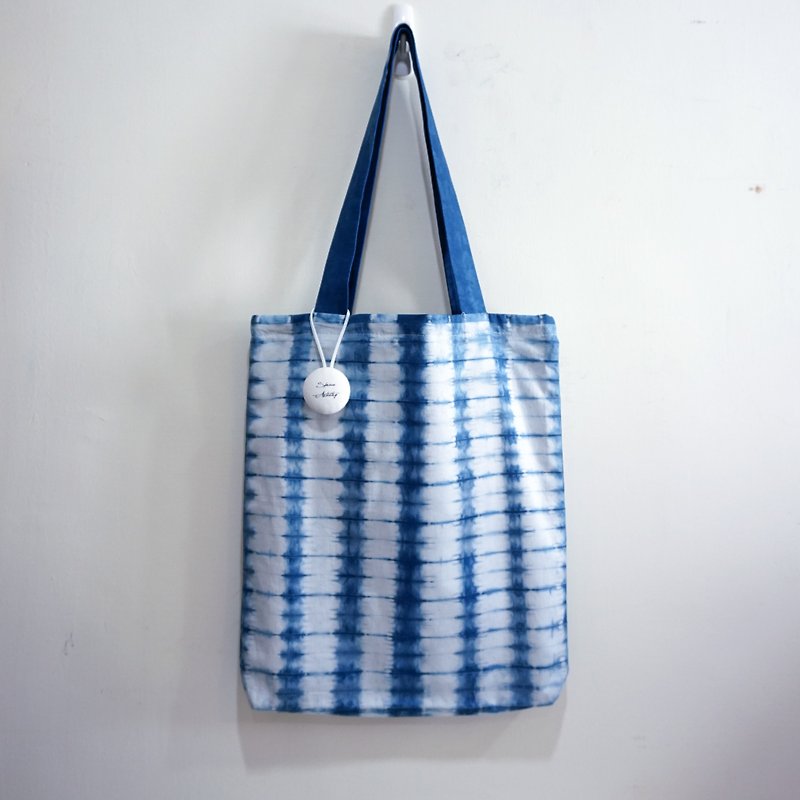 S.A x Frequency, Indigo dyed Handmade Streps Pattern Tote Bag - กระเป๋าแมสเซนเจอร์ - ผ้าฝ้าย/ผ้าลินิน สีน้ำเงิน