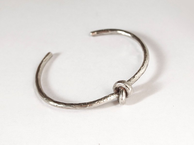 Knotted sterling silver bracelet / forged knock / fallen / determined - สร้อยข้อมือ - โลหะ สีเงิน