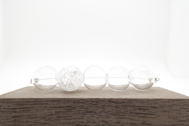 Simple Silver transparent glass beads / necklace Bubble Crack - สร้อยข้อมือ - วัสดุอื่นๆ ขาว