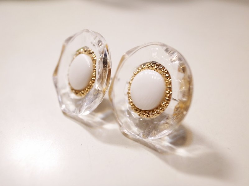Translucent white daisy earrings - ต่างหู - พลาสติก ขาว