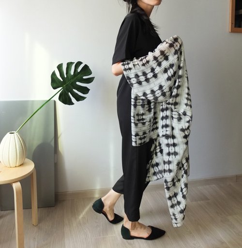 Modern wind geometry scarf (last left)
