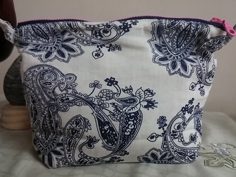 8"靛色變形蟲 印花化妝/雜物包 - 化妝包/收納袋 - 其他材質 白色