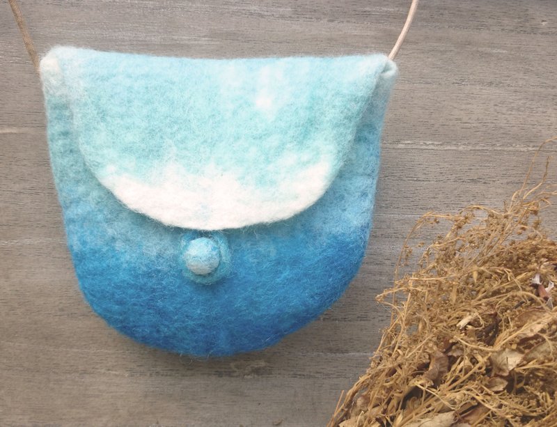 A sea - Wool felt shoulder bag - กระเป๋าแมสเซนเจอร์ - ขนแกะ สีน้ำเงิน