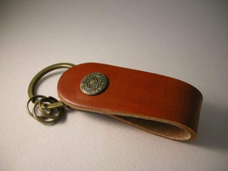 isni〔圓頭立體鑰匙圈〕亞麻茶 歐洲牛皮〔職人手作りのキーホルダー〕 - Keychains - Genuine Leather Brown