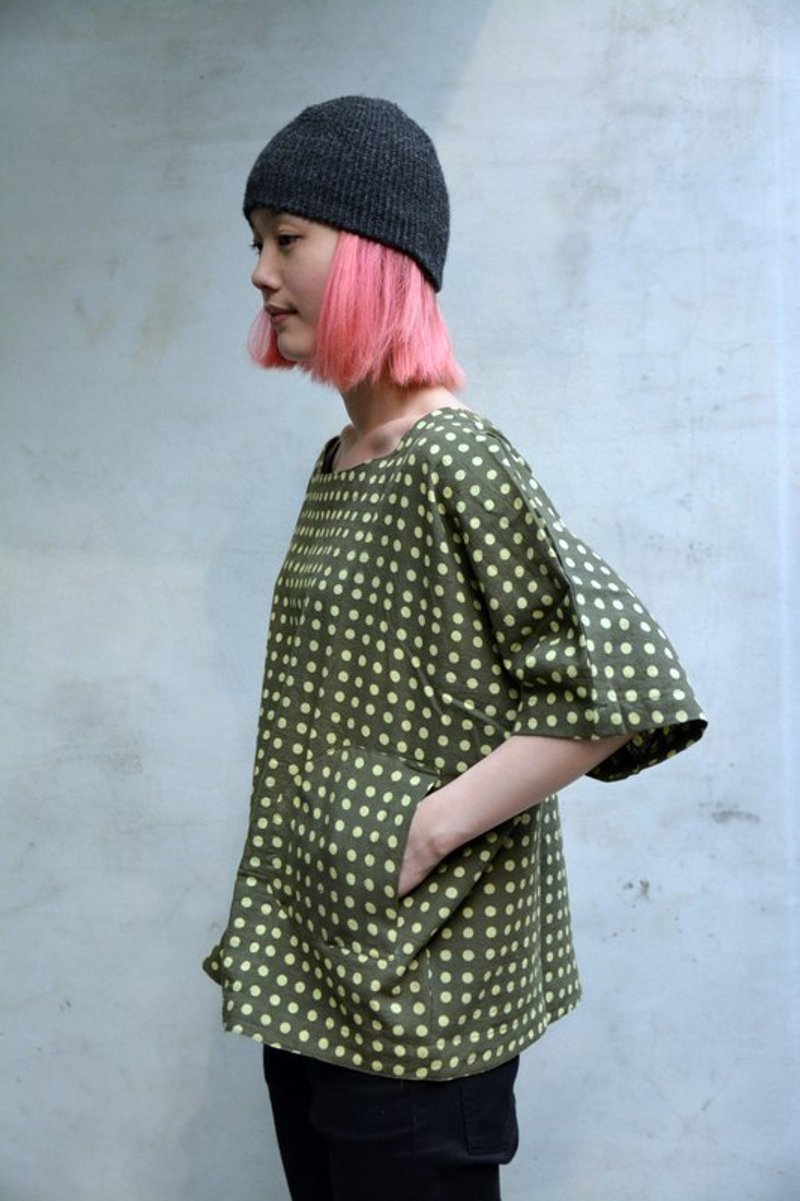 scarecrow木刻印上衣＿綠點 - Women's T-Shirts - Cotton & Hemp Green