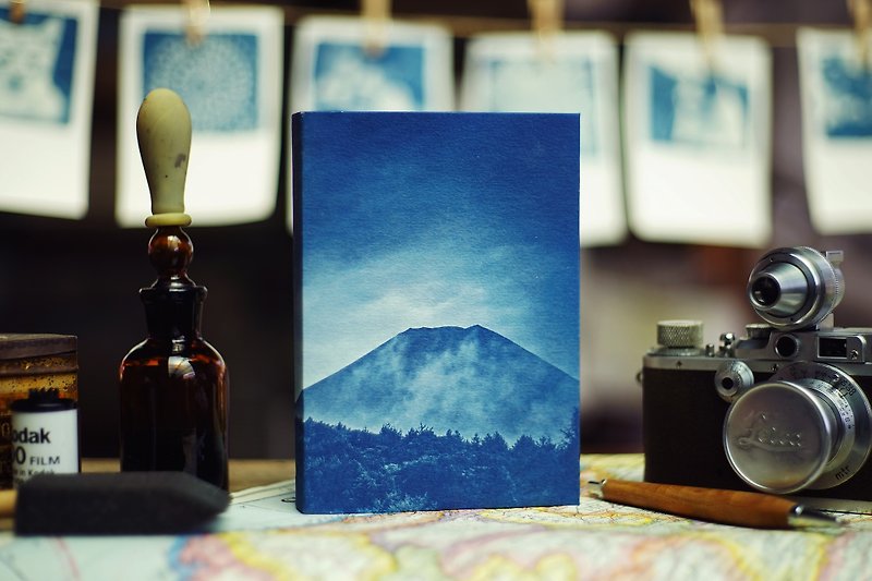 Handmade cyanotype notebook - fog, rain Fuji - สมุดบันทึก/สมุดปฏิทิน - กระดาษ สีน้ำเงิน