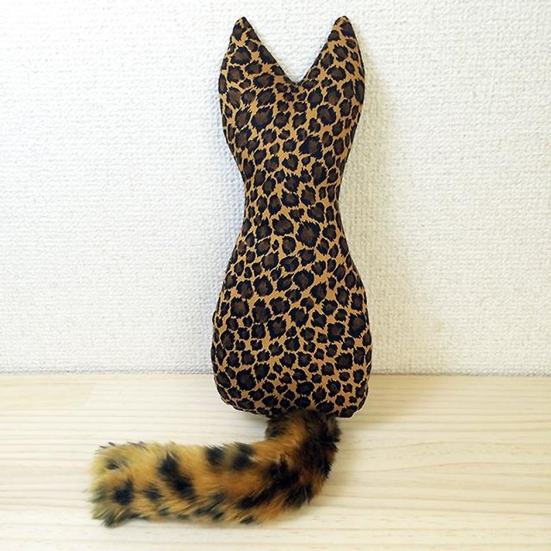 Cat type kicker leopard Brown / bushy tail with + plastic tin containing - ของเล่นสัตว์ - ผ้าฝ้าย/ผ้าลินิน สีนำ้ตาล