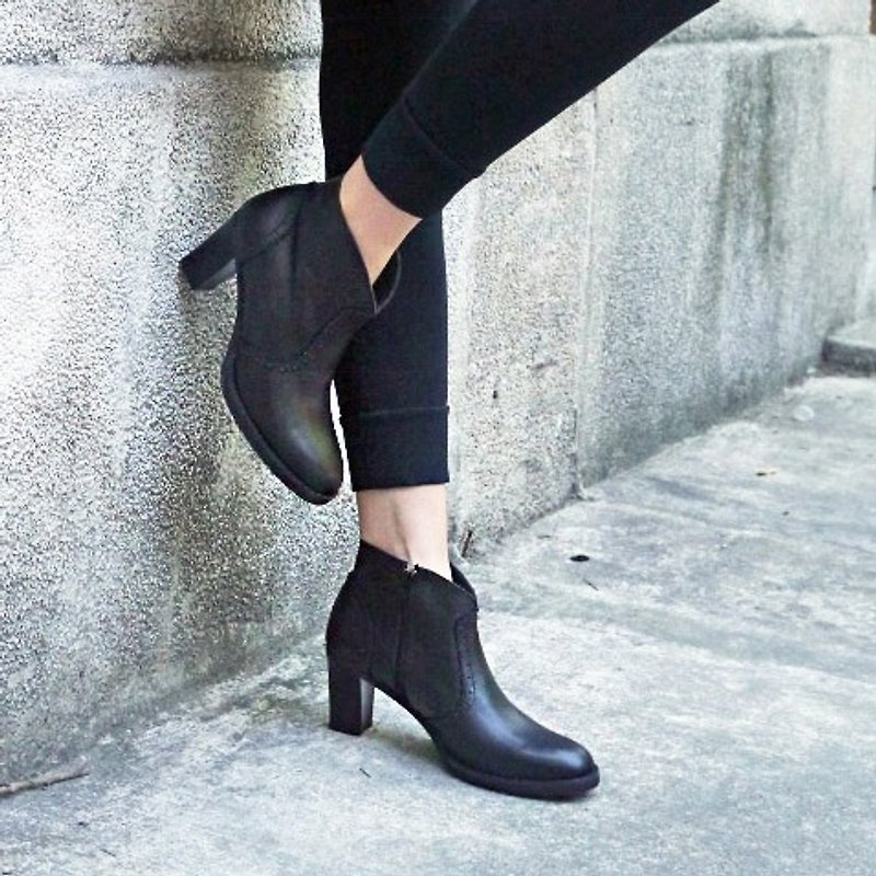 【古典蔓延】V型修飾短靴_時尚黑 - รองเท้าลำลองผู้หญิง - หนังแท้ สีดำ