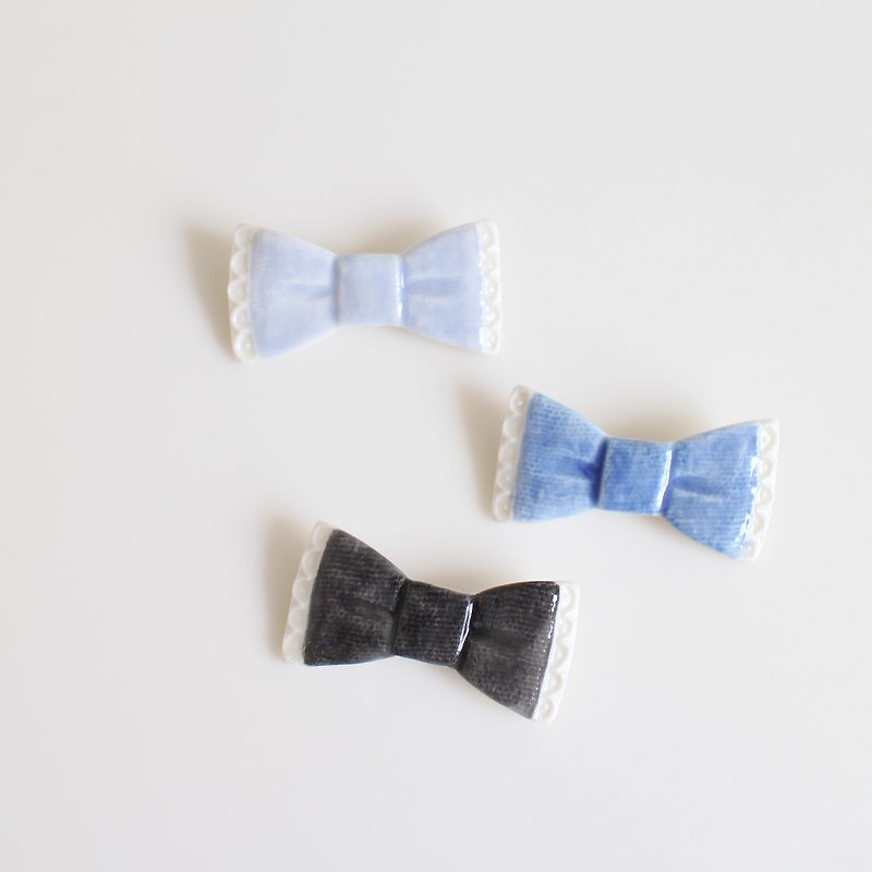 Denim ribbon-style brooch - Brooches - Porcelain Blue