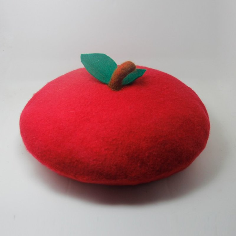 Original handmade wool felt needle felt beret painter hat Christmas gift Apple hat Christmas gifts - หมวก - ขนแกะ สีแดง