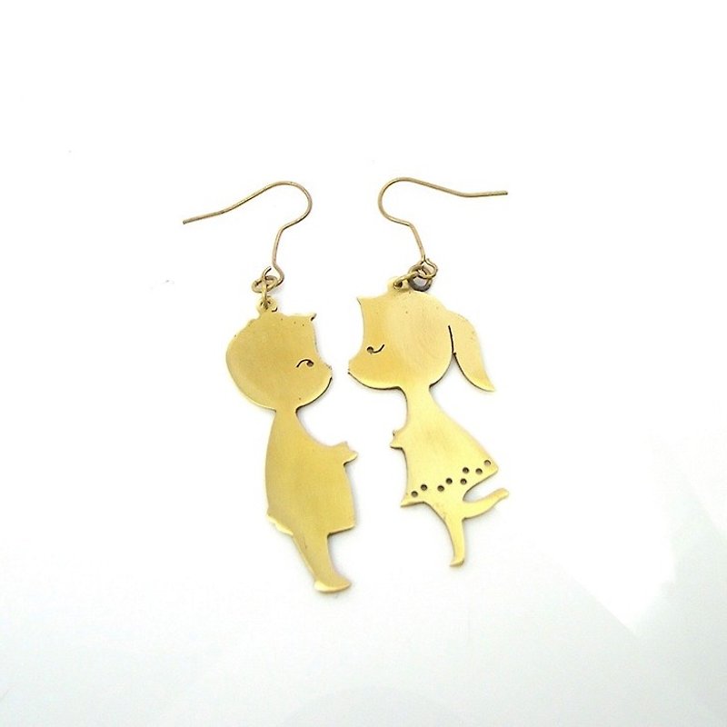 Boy and girl kissing earring in brass hand sawing - Earrings & Clip-ons - Other Metals 