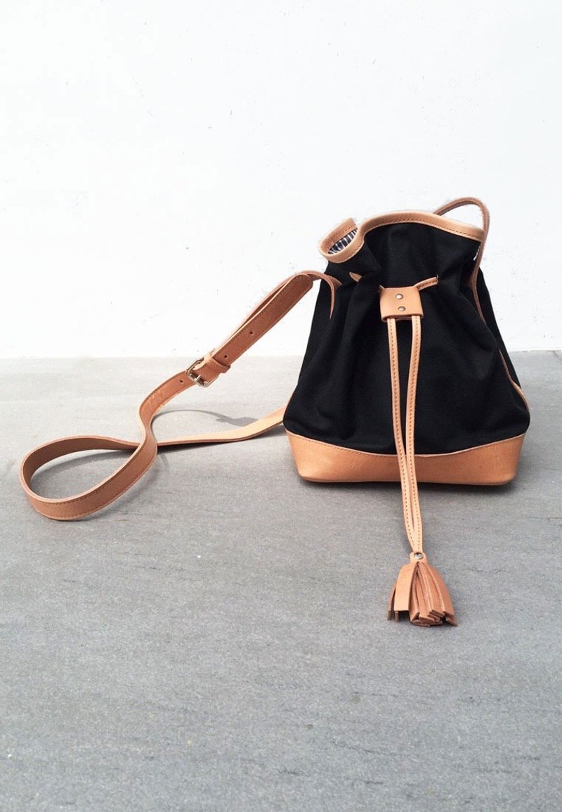 Mini Tassel Bucket Black - 側背包/斜背包 - 真皮 黑色
