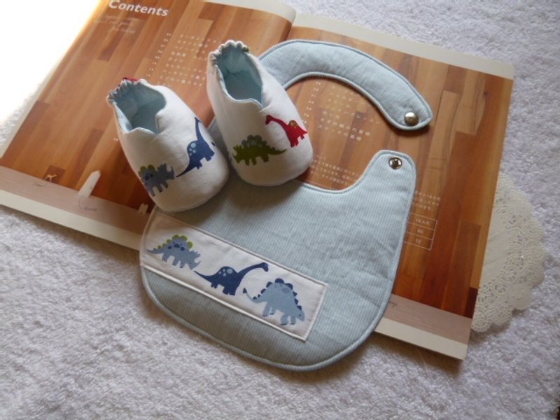 恐龍排排站 彌月禮物(嬰兒鞋+圍兜) - 彌月禮盒 - 棉．麻 藍色