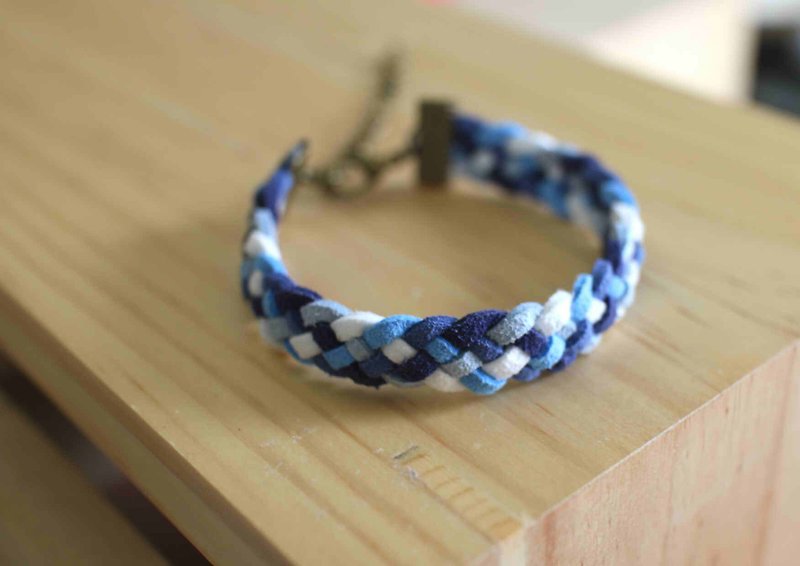 編織手環--韓國麂皮絨【天空與海的距離】 - 手鍊/手環 - 真皮 藍色