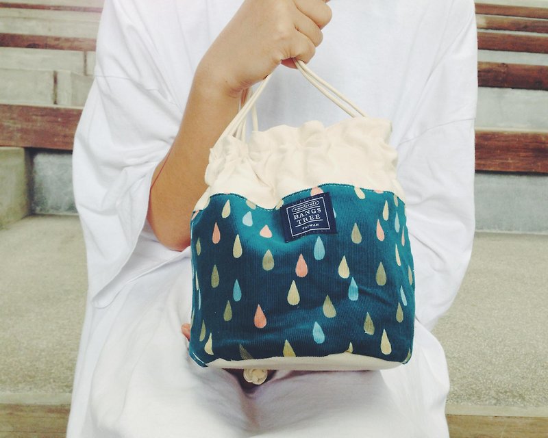 ::瀏海樹:: 側背水桶包＿雨滴(僅剩綠底款)  (東京限量款) - กระเป๋าแมสเซนเจอร์ - วัสดุอื่นๆ สีน้ำเงิน