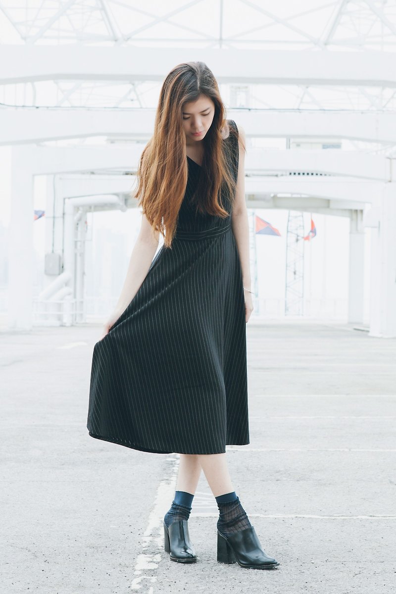 Black Striped Backless Dress - Hong Kong Design Brand Lapeewee - กระโปรง - วัสดุอื่นๆ สีดำ