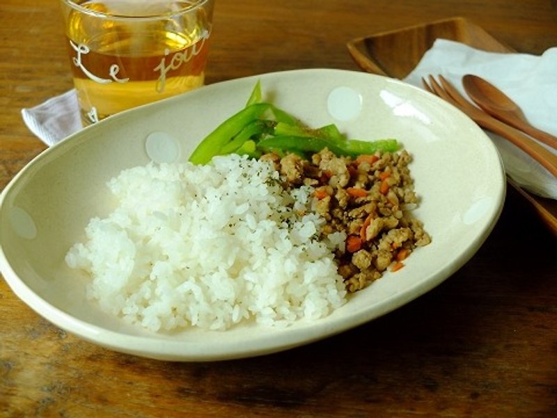 IZAWA ho・wa・ri Japanese hand-made water-scented curry dish / oval dish - จานและถาด - เครื่องลายคราม ขาว