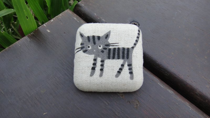 手感布包釦別針 - Cat - 胸針 - 其他材質 卡其色