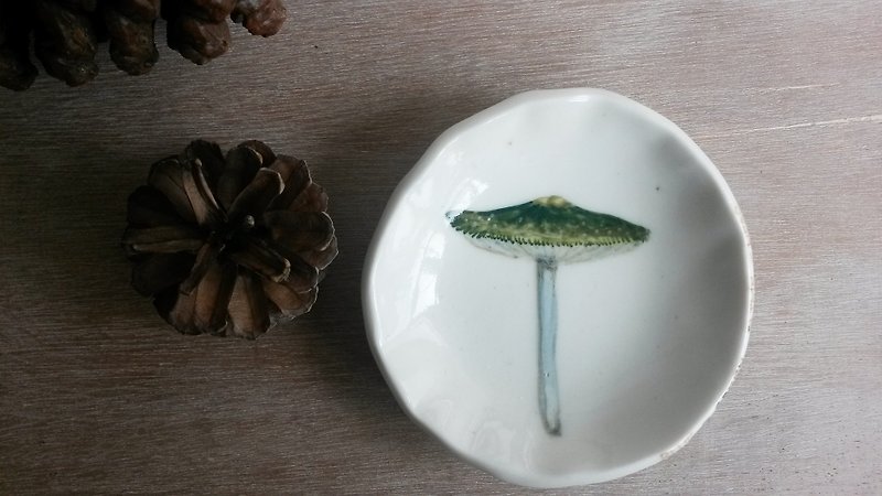 Ceramic mushroom saucer - green little poison mushrooms - Small Plates & Saucers - Other Materials Pink